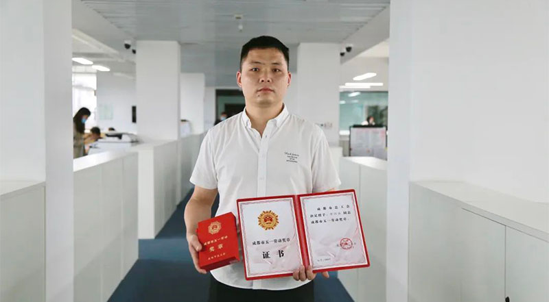 KY.COM药业古兴云荣获"成都市五一劳动奖章"！