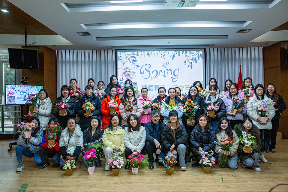 巾帼心向党·花香绽芳华|KY.COM开展庆“三八”妇女节暨主题党日活动